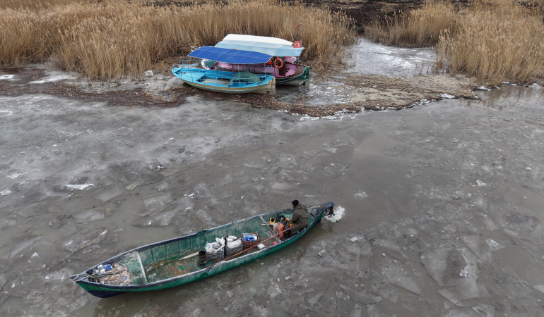 Balıkçılara soğuk engeli! Beyşehir gölü buz tuttu