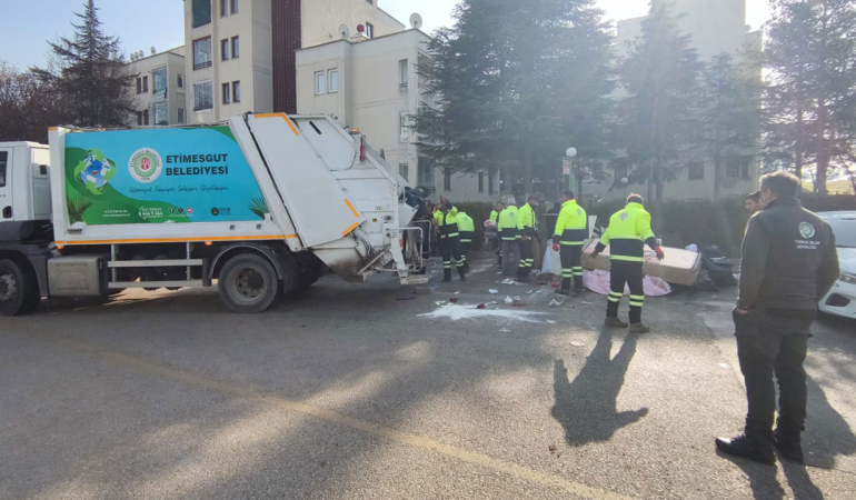 Etimesgut’ta çöp ev