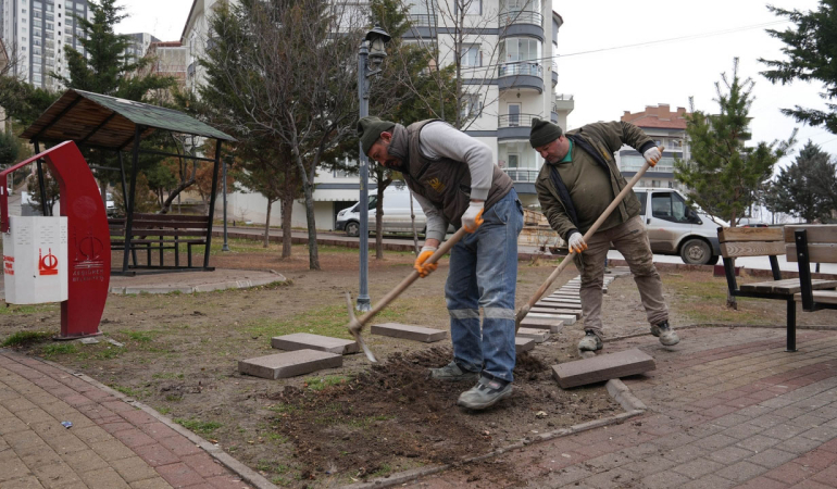 Park ve bahçeler yenileniyor