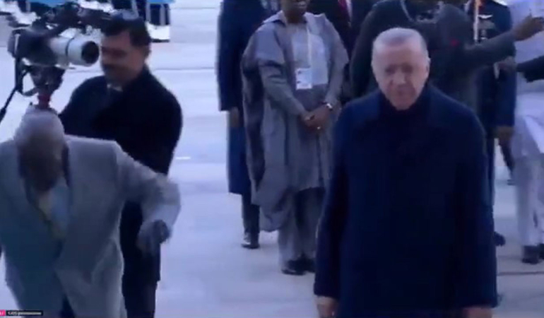 Saray’da dikkat çeken anlar: Nijerya Cumhurbaşkanı merdivenden düştü