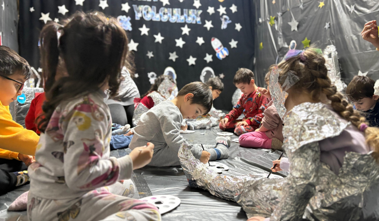 Bebek kütüphanesinde sıra dışı etkinlik: Uzayla tanıştılar