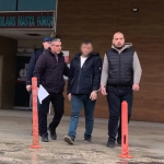 BEBEK ARABASINDAN 2 MİLYON LİRALIK ALTIN ÇALDI BEBEK ARABASINDAN 2 MİLYON LİRALIK ALTIN ÇALAN ŞÜPHELİ ÖNCE KAMERAYA SONRA POLİSE YAKALANDI