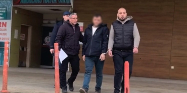 BEBEK ARABASINDAN 2 MİLYON LİRALIK ALTIN ÇALDI BEBEK ARABASINDAN 2 MİLYON LİRALIK ALTIN ÇALAN ŞÜPHELİ ÖNCE KAMERAYA SONRA POLİSE YAKALANDI