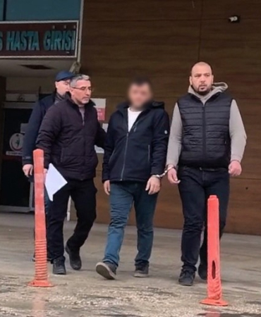 BEBEK ARABASINDAN 2 MİLYON LİRALIK ALTIN ÇALDI BEBEK ARABASINDAN 2 MİLYON LİRALIK ALTIN ÇALAN ŞÜPHELİ ÖNCE KAMERAYA SONRA POLİSE YAKALANDI