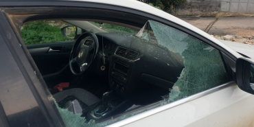 KALDIRIM TAŞIYLA CAMINI KIRDIKLARI OTOMOBİLDEN DEPREMZEDE VATANDAŞIN 100 BİN TL'SİNİ ÇALDILAR