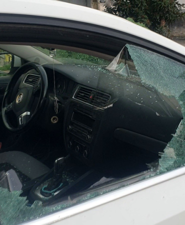 KALDIRIM TAŞIYLA CAMINI KIRDIKLARI OTOMOBİLDEN DEPREMZEDE VATANDAŞIN 100 BİN TL'SİNİ ÇALDILAR