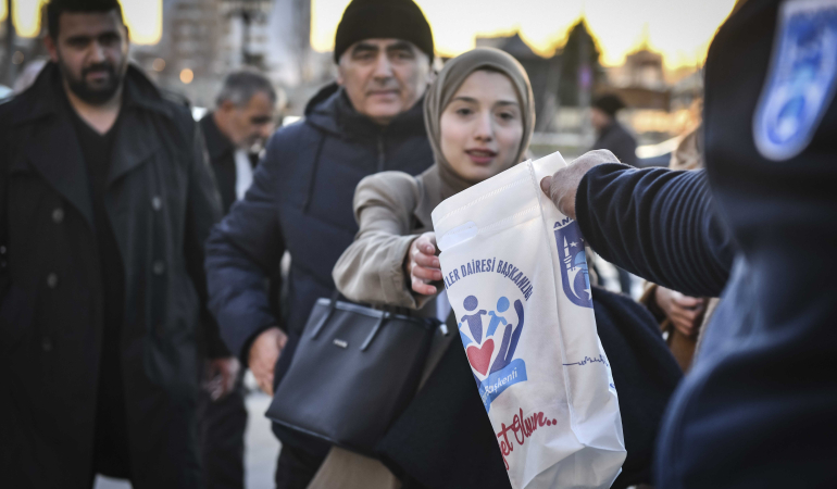 Belediyeden vatandaşa kumanya ve yemek ikramı