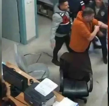 artvin-de-sok-chp-li-baskan-yardimcisi-belediye-araciyla-ayakta-duramayacak-halde-alkollu-yakalandi-1771940987