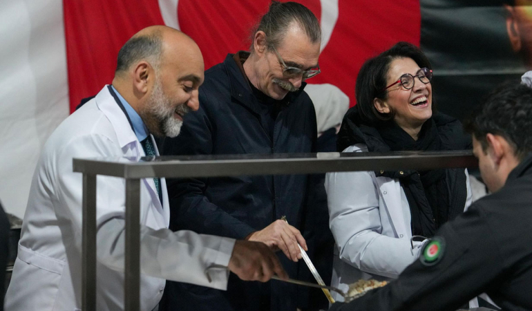 İlk iftarda gönüller aynı sofrada