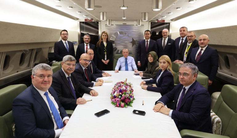 Erdoğan Mısır Dönüşü Uçakta Soruları Yanıtladı