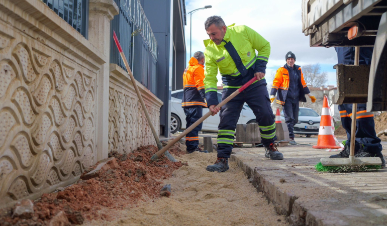 Eryaman’da kaldırım çalışması