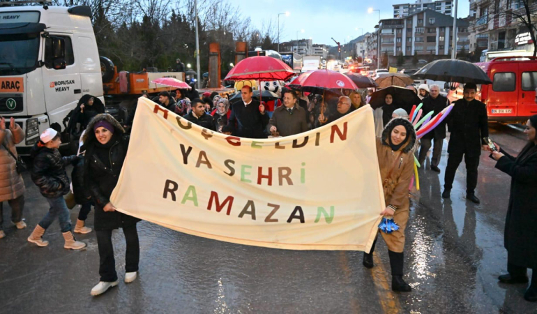 Ramazan’ın gelişi fener alayıyla kutlandı