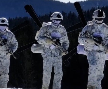 MSB KOMANDOLARIN SARIKAMIŞ'TA DONDURUCU SOĞUKTAKİ TATBİKATINI PAYLAŞTI