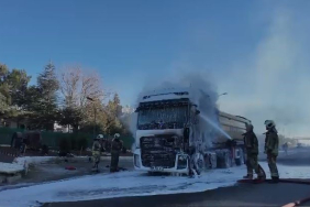 ANKARA'DA SEYİR HALİNDEKİ HAFRİYAT KAMYONU YANDI