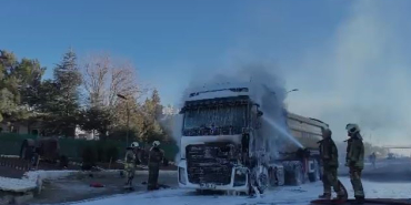ANKARA'DA SEYİR HALİNDEKİ HAFRİYAT KAMYONU YANDI