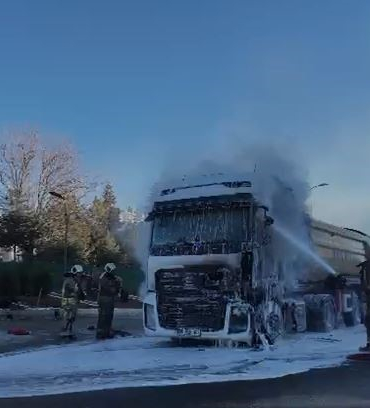 ANKARA'DA SEYİR HALİNDEKİ HAFRİYAT KAMYONU YANDI