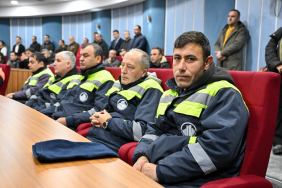 BAŞKAN TİRYAKİ BELEDİYE ÇALIŞANLARIYLA EL ELE (7)