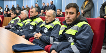 BAŞKAN TİRYAKİ BELEDİYE ÇALIŞANLARIYLA EL ELE (7)