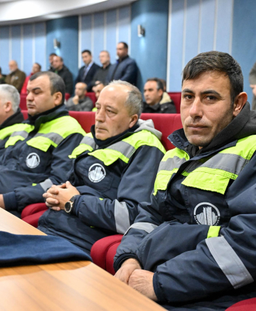 BAŞKAN TİRYAKİ BELEDİYE ÇALIŞANLARIYLA EL ELE (7)