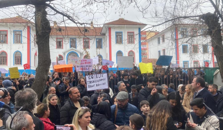 Mimar Kemal Ortaokulu’nun devrine velilerden tepki
