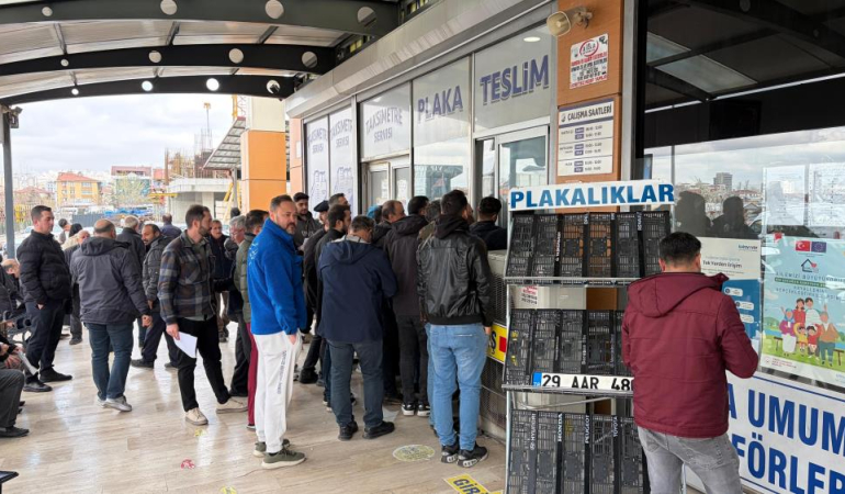 Plaka değişiminde son gün yoğunluğu