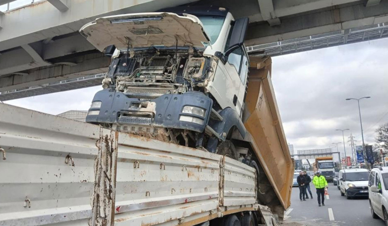 Ankara’da tıra yüklenmiş hafriyat kamyonu üst geçide çarptı