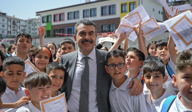 Bakan Tekin yanıtladı: Ara tatili kaldırmıyoruz