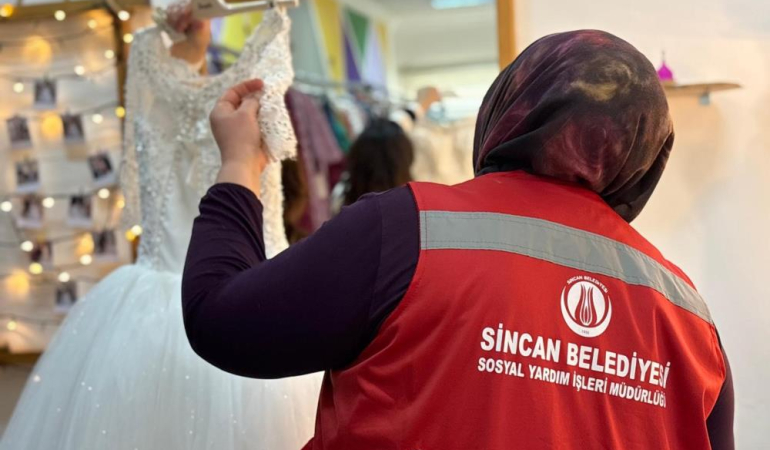 İhtiyaç sahibi çiftlere gelinlik desteği