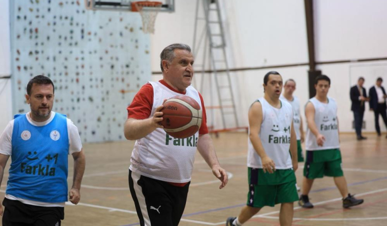 Bakan Bak özel sporcularla buluştu