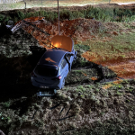 NAVİGASYON YANLIŞ YOLU GÖSTERDİ, DEREYE UÇTU: 1 YARALI