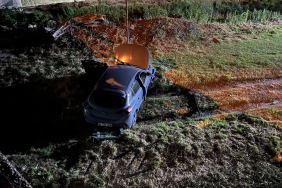NAVİGASYON YANLIŞ YOLU GÖSTERDİ, DEREYE UÇTU: 1 YARALI