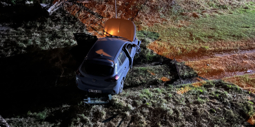 NAVİGASYON YANLIŞ YOLU GÖSTERDİ, DEREYE UÇTU: 1 YARALI