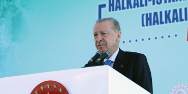 CUMHURBAŞKANI ERDOĞAN: "SİZ KİMİN HAİN OLDUĞUNU TARTIŞIRKEN BİZ ZORLU MÜZAKERE MASALARINDA TÜRKİYE'NİN HAK VE HUKUKUNU SAVUNDUK. SİZ BİRBİRİNİZİN KUYUSUNU KAZARKEN BİZ ELİMİZLE İĞNEYLE KUYU KAZAR GİBİ BARIŞA GİDEN YOLUN ÖNÜNDEKİ ENGELLERİ KALDIRDIK."