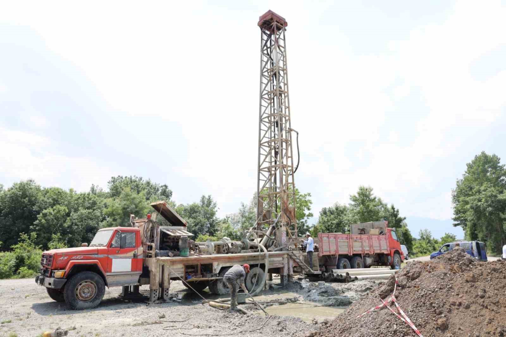 DİKMELİ KÖYÜ'NDE İÇME SUYU İÇİN SONDAJ ÇALIŞMALARI SÜRÜYOR