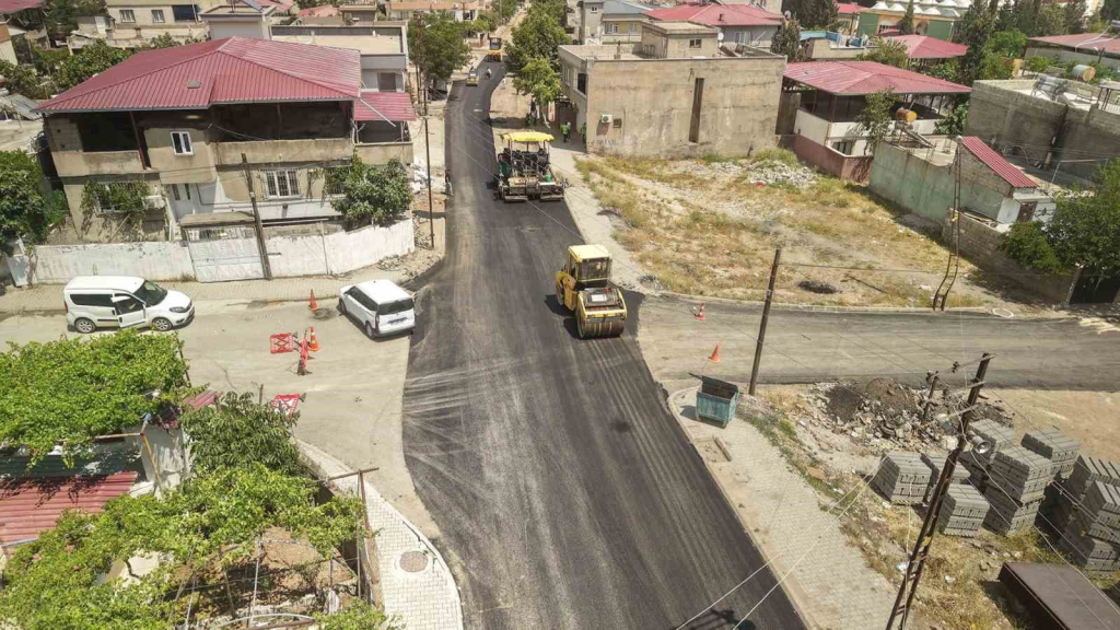 KAHRAMANMARAŞ'TA ASFALT MESAİSİ SÜRÜYOR