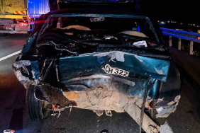 BANKETTE DURAN OTOMOBİLE ÇARPAN ARAÇ HURDAYA DÖNDÜ: 6 YARALI