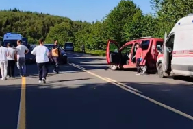 KONTROLDEN ÇIKAN ARAÇ, PARK HALİNDEKİ ARACA ÇARPTI: 3 YARALI