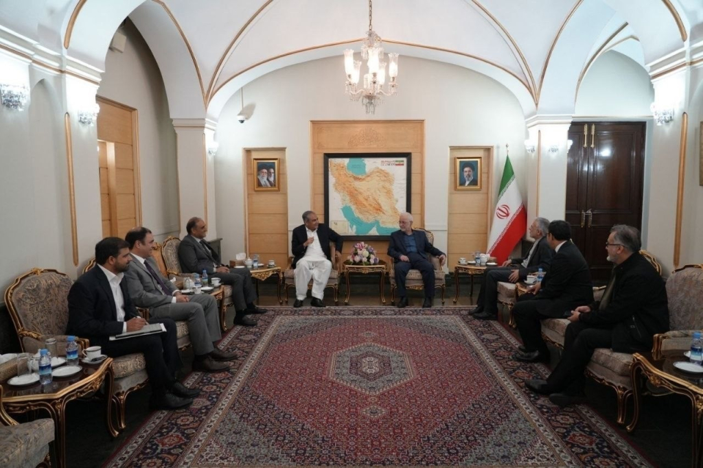 PAKİSTAN İÇİŞLERİ BAKANI NAQVİ, ABD-İRAN ÇATIŞMALARININ BAŞLAMASINDAN BU YANA DÖRDÜNCÜ KEZ TAHRAN’DA NAQVİ, İRANLI MEVKİDAŞI MUMİNİ TARAFINDAN KARŞILANDI