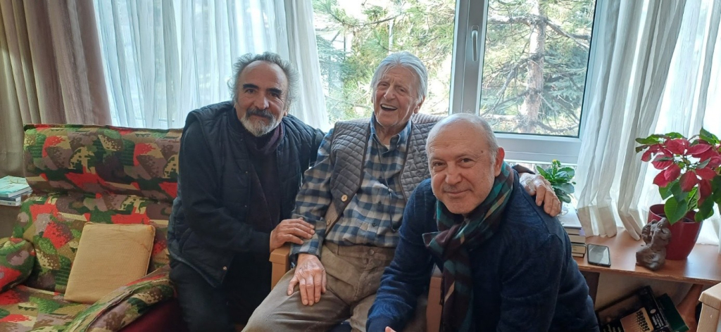 Atölyesinde buluşamıyorduk, evine gitmiştik.Öğrencisi Heykeltıraş Aslan Başpınar ile son ziyaretimizden değerli bir kare…