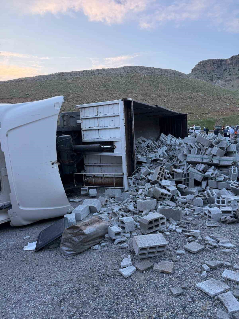 SİİRT-ERUH KARAYOLUNDA KONTROLDEN ÇIKAN TIR DEVRİLDİ: SÜRÜCÜ AĞIR YARALANDI