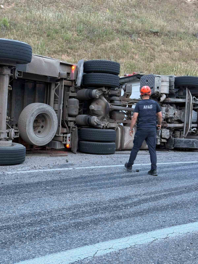 SİİRT-ERUH KARAYOLUNDA KONTROLDEN ÇIKAN TIR DEVRİLDİ: SÜRÜCÜ AĞIR YARALANDI
