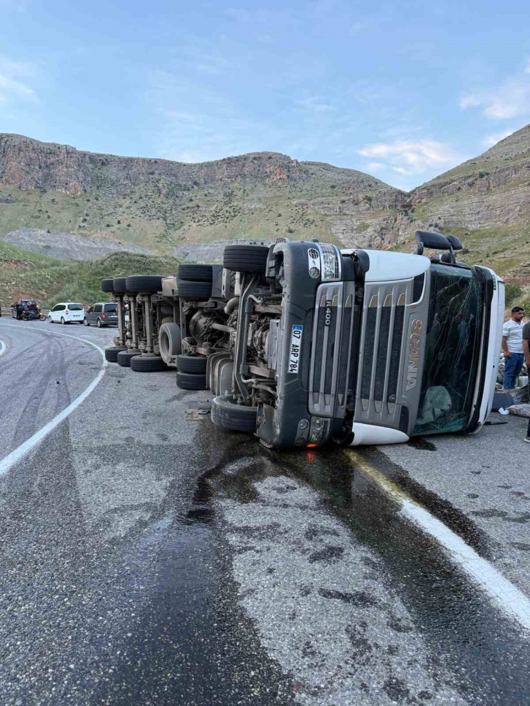 SİİRT-ERUH KARAYOLUNDA KONTROLDEN ÇIKAN TIR DEVRİLDİ: SÜRÜCÜ AĞIR YARALANDI
