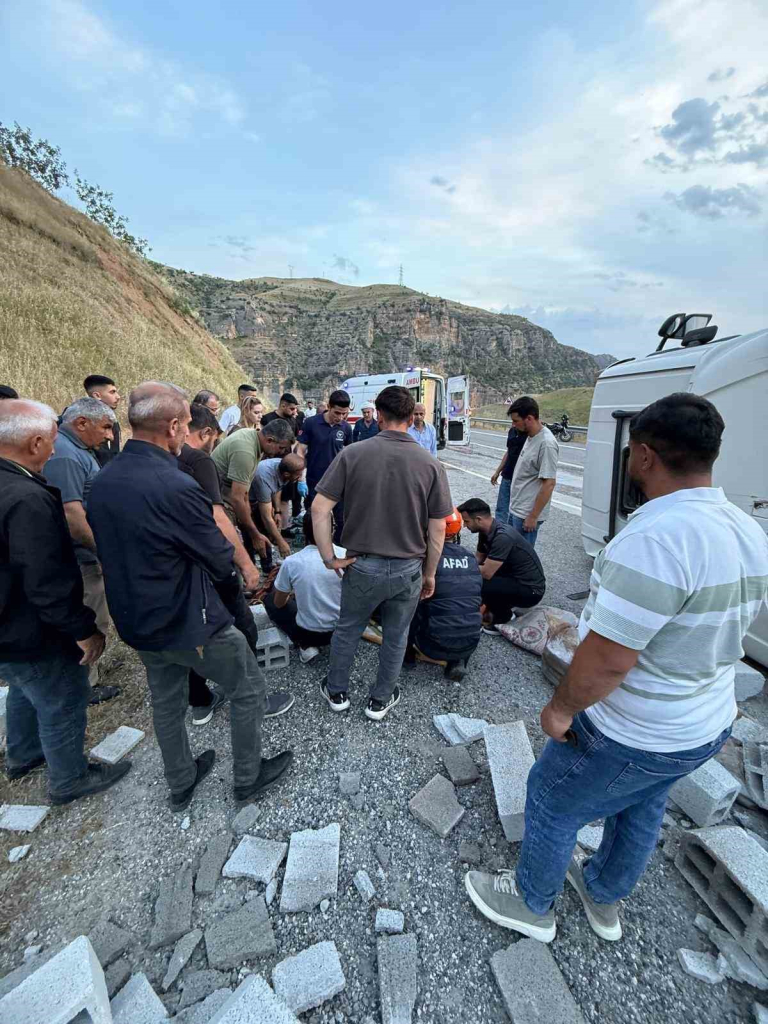 SİİRT-ERUH KARAYOLUNDA KONTROLDEN ÇIKAN TIR DEVRİLDİ: SÜRÜCÜ AĞIR YARALANDI