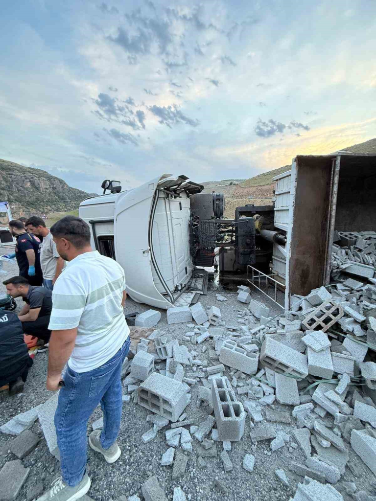 SİİRT-ERUH KARAYOLUNDA KONTROLDEN ÇIKAN TIR DEVRİLDİ: SÜRÜCÜ AĞIR YARALANDI