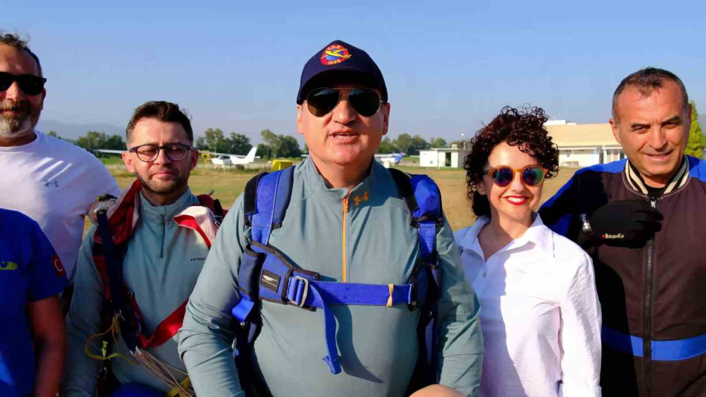 THK GENEL BAŞKAN YARDIMCISI 12 BİN FİTTEN ATLADI TÜRK HAVA KURUMU (THK) GENEL BAŞKAN YARDIMCISI FAHRETTİN KAYA, SELÇUK EFES PARAŞÜT OKULUNU ZİYARET EDEREK EĞİTMENLERLE BİRLİKTE 12 BİN FİTTEN ATLADI