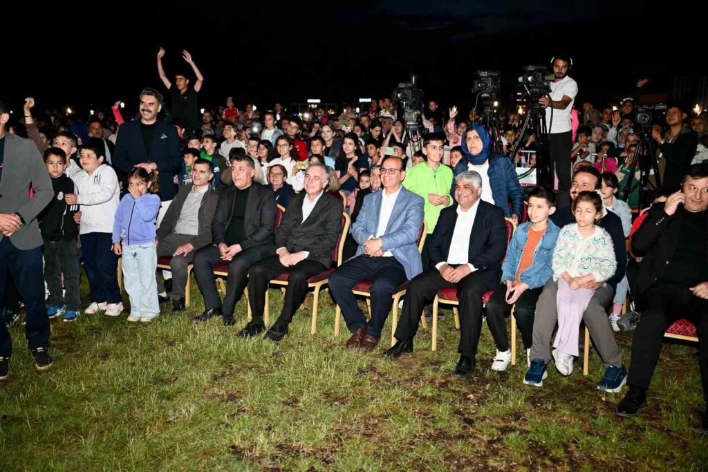 YEŞİLYURT'TA CELAL KARATÜRE KONSERİNE YOĞUN İLGİ